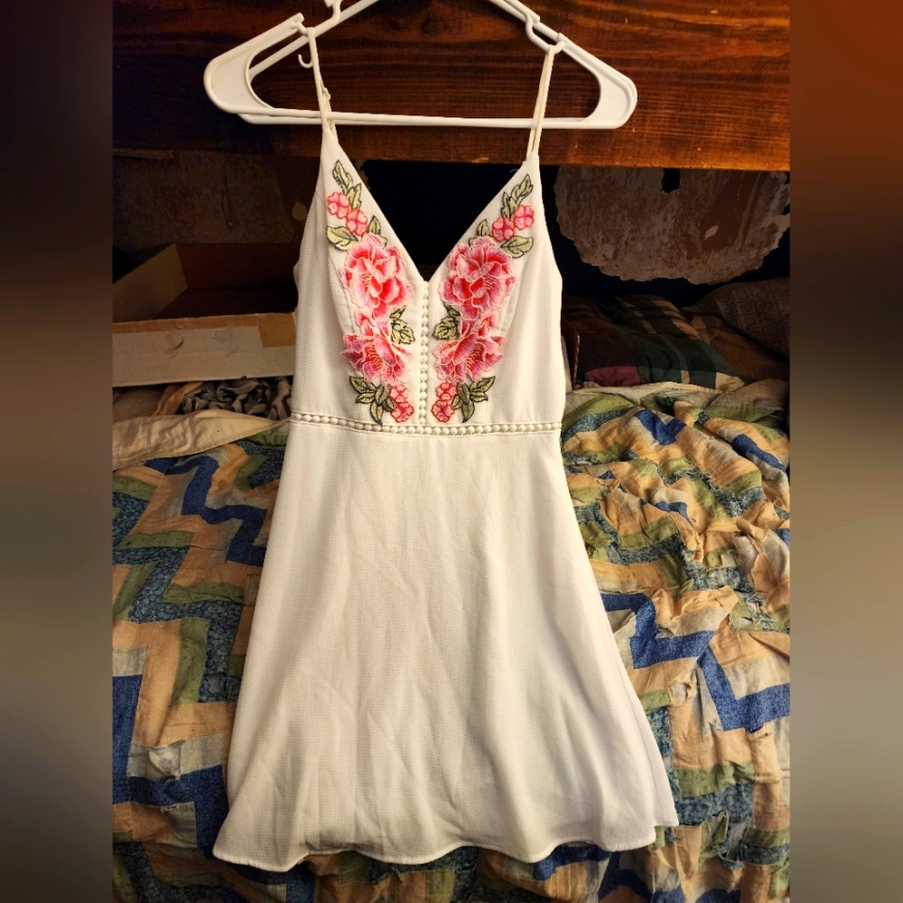 B. Darlin sleeveless knee leg. sundress white with pink Embroidered flowers s3/4